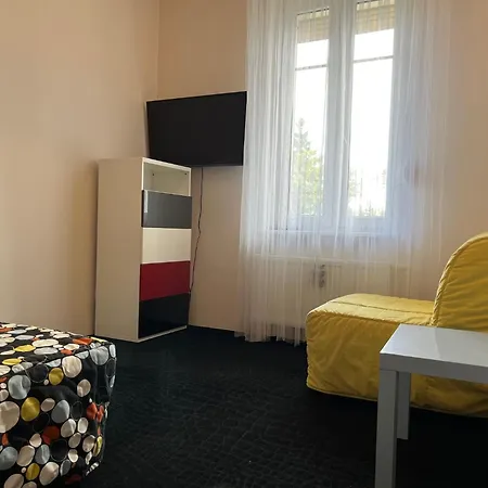 Z Ogrodkiem アパート レバル